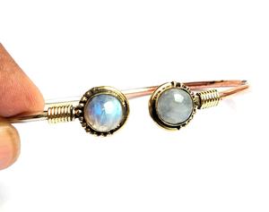 Momo — Bracelet manchette en pierre de lune naturelle, Bracelet en pierre d'argent, Bracelet fait à la main pour femmes - Product Image 1