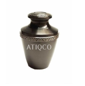 Urne compacte en laiton de style américain antique Atiqco pour cendres, en métal poli, souvenir spécial gravé à la main pour funérailles - Product Image 3