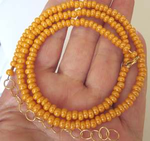 Collar de cuentas de semillas hecho a mano, símbolo de felicidad - Product Image 1
