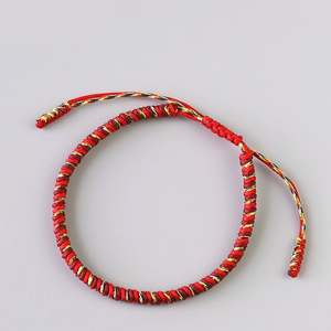 สร้อยข้อมือถักหลากสีสันคุณภาพพรีเมียม สีแดงและสีเขียว หลายแบบ - Product Image 1