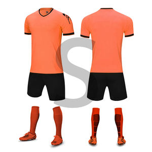 Ensemble de maillots de football unisexes personnalisés Uniformes de football d'été Impression numérique 100% polyester conçu en usine Respirant à séchage rapide - Product Image 2