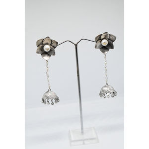 ต่างหูแบบห่วงประดับดอกไม้ทองเหลือง สไตล์อินเดีย ล่าสุด แฟชั่นปี 2025 สำหรับผู้หญิงและเด็กผู้หญิง ดูคล้ายเงินแท้ - Product Image 1