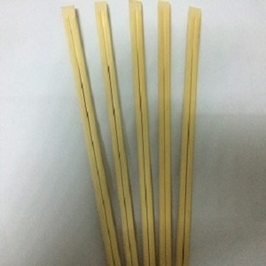 Baguettes en bois Twin Sushi 21-24 cm Baguettes jetables en bambou fabriquées au Viet Nam avec logo couverture en papier en vrac - Product Image 4