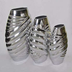 Mini florero de metal antiguo hecho a mano, diseño martillado de aluminio para decoración del hogar y arreglos florales - Product Image 3