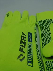 Gants de course personnalisés pour hommes et femmes Gants de sports de plein air imprimés en silicone chaud pour écran tactile Gants de cyclisme d'hiver en polaire - Product Image 3