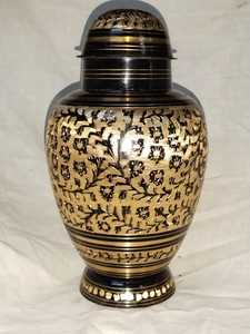 Urna de cremación de latón negro de Brassworld India con suministros funerarios de grabado de línea dorada ancha - Product Image 6