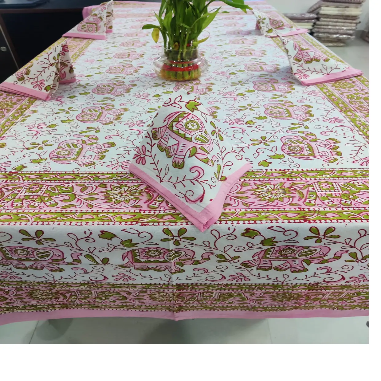 주문품 구획은 디자인의 구색에 있는 경기 테이블 냅킨을 가진 아름다운 파스텔 색깔 면 직물 테이블 덮개에서 인쇄했습니다