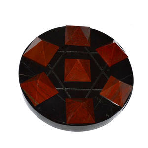 7 pirámides de jaspe rojo en estrella David Artesanía de piedra semipreciosa Ágata de cristal Piedra natural Bola de piedras preciosas talladas con base negra - Product Image 1