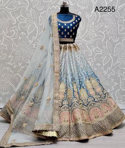 Lehenga de Terciopelo de Diseñador con Adornos en Toda la Prenda para Mujer, Vestidos de Novia Pakistaníes, Compra en Línea, Surat, India - Product Image 1