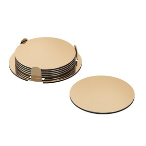 ที่รองแก้วโลหะสีทองทรงกลมที่วางบนโต๊ะพร้อมที่รองแก้วขนาดพิเศษ - Product Image 1