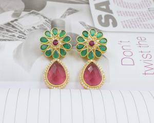 ชุดต่างหูแบบห่วงทำมือรูปดอกไม้เครื่องประดับชุบทองทองเหลืองเซอร์โคเนียลูกบาศก์สวยงาม - Product Image 1