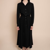 Robe longue de qualité italienne supérieure, ouverte avec boutons, col rabattu, manches larges, ceinture à la taille. Pour la journée