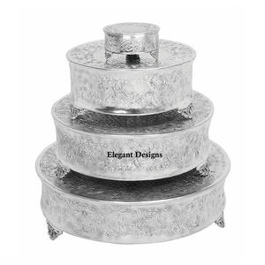 Ensemble de support à gâteau en métal de luxe fait à la main de qualité supérieure-support de forme ronde de concepteur classique quatre outils de gâteau parfaits de détail de fantaisie - Product Image 1