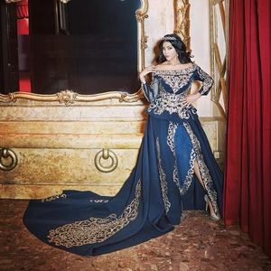 Lehenga choli อะซิเตตที่สวยงามพร้อมเส้นทางยาวยาว zardozi ความยาวพื้นปักสำหรับงานเลี้ยงและชุดแต่งงานโดย atiya libas - Product Image 1