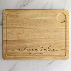 Planche à découper avec nom gravé personnalisé en bois de haute qualité, parfaite pour une utilisation artisanale en cuisine - Product Image 3