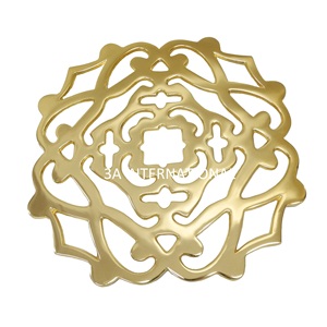 Assiettes sculptées à la main en aluminium plaqué or Assiette de chargeur pour hôtels et restaurants à la maison Plateau de chargeur design antique - Product Image 1