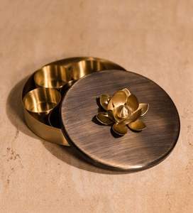 Caja de especias de color dorado de latón de la más alta calidad con tapa en relieve y cuchara Utensilios de cocina Masala Dabba a precios asequibles - Product Image 3