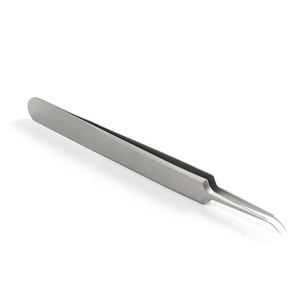 Pinzas Profesionales para Cejas de Acero Inoxidable con Acabado Espejo Plateado, Agarre Fuerte, Punta Puntiaguda, Tipo Hock, Antimagnéticas, 10mm, Lisas - Product Image 1