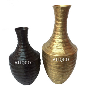 Vase de sol Atiqco en aluminium noir, design côtier moderne et élégant, pot de fleurs intelligent doré, dernière collection en vente - Product Image 3