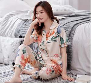 Collection tendance, pyjama de nuit luxueux pour femmes, motif floral, été, printemps, velours, champagne, col en V, manches courtes - Product Image 1