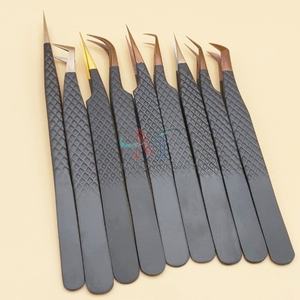 Pince à cils avec logo personnalisé pour extensions Pointe en fibre de plasma noir brillant Revêtement en poudre noir mat Acier inoxydable durable - Product Image 4