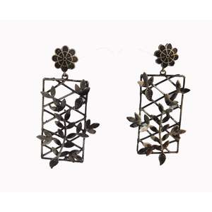 ชุดต่างหูทองเหลืองลายดอกไม้สำหรับผู้หญิง,ใหม่อินเดียล่าสุดแฮนด์เมดอินเทรนด์ขายส่งสีเงินเหมือนลายดอกไม้ - Product Image 4