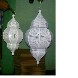 Lámparas de aceite colgantes de metal blanco de varios tamaños con recortes para decoraciones navideñas - Product Image 1