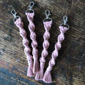Porte-clés en macramé torsadé rose blush fait main - Le bonheur - Product Image 1
