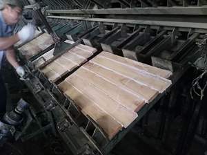 2020 recién llegado tableros articulados de Vietnam con lijado de grietas en paletas de madera de caucho - Product Image 3