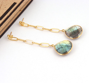Pendientes colgantes de cadena de eslabones de labradorita de fuego natural con forma de corazón de colección de lujo, Pendientes colgantes chapados en oro de 18 quilates - Product Image 1