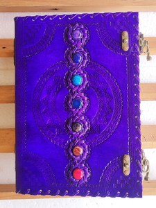 Seven Stone Chakra Espiral A5 Diario de cuero de tapa dura Suministros de oficina grandes Cuaderno para uso diario personal Caja A3 empaquetada - Product Image 3