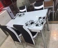 Ensemble de table à manger extensible avec 6 chaises, plateau en verre trempé, construction en aggloméré, pieds en métal - Design européen moderne