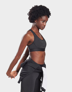 เสื้อชั้นในกีฬาไร้ตะเข็บแบบปรับแต่งได้ รุ่นฮีโร่ สำหรับออกกำลังกาย ระดับการกระชับปานกลาง สีดำ - Product Image 1