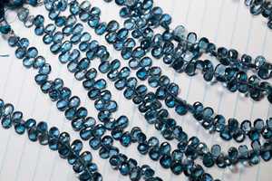 Perles de topaze bleue de Londres naturelle de 3 mm, facettées, en forme de poire, brin, qualité AAA+, certifiées IGI, Vivaaz Gems, fabrication de bijoux - Product Image 2