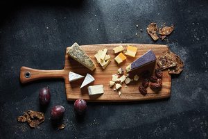 Grande planche rectangulaire en bois d'acacia de 1,5 cm d'épaisseur, durable, utilisable comme planche à découper et élégante assiette de service, compatible lave-vaisselle - Product Image 2