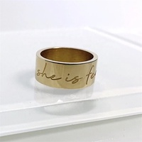 Bague large chic gravée « Dieu est avec vous », en acier inoxydable poli, personnalisable, pour femme et homme, couleur argent