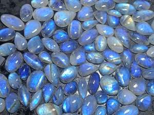 หินมูนสโตนสีรุ้งธรรมชาติผสมอัญมณีทรงหลังเบี้ยแบบเรียบ - Product Image 3