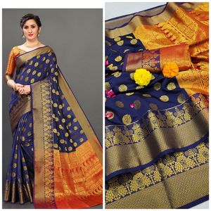 ผ้าไหม Lichi บริสุทธิ์ด้วยการทอผ้า Zari สีทองที่สวยงามด้วยผ้าไหม Pallu ที่อุดมไปด้วยสีสันสดใสพร้อมชุดโบลเดอร์จับคู่ความคมชัด