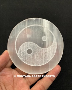 Hermosa Luna Llena grabada Premium blanco selenita placa de carga círculo diseño ágata cristal piedra preciosa mascota Tema por MUNTAHA - Product Image 5