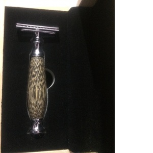 Maquinilla de afeitar desechable para hombre con mango largo, hoja de acero inoxidable, diseño amigable para afeitado de axilas - Product Image 1