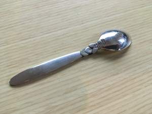 Cuchara para servir en acero inoxidable con mango de latón, perfecta para accesorios de utensilios de cocina y comedor elegante - Product Image 2