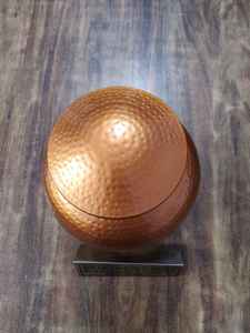 URNA DE CREMACIÓN GRABADA MARTILLADA AMARILLO DE ALUMINIO Suministros funerarios Premium de Brassworld India - Product Image 3