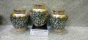 Urne funéraire en laiton de style américain Brassworld India de haute qualité, gravée en nacre, nouveau design, fournitures funéraires - Product Image 5