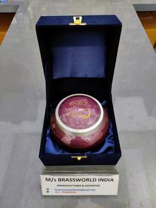 Urne américaine en aluminium peinte à la main en orange avec cœur pour la crémation des animaux de compagnie adultes Brassworld India Funeral Supplies - Product Image 5