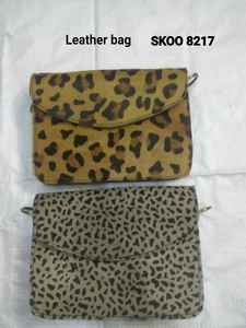 Bolso de mano bohemio de cuero para hombre o mujer, bolsa de mano de alta calidad con asa, de diseñador, de cuero puro, con cadenas informales a la moda - Product Image 2