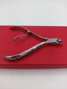 คีมตัดเล็บหนังสีเงินสแตนเลสสตีลอุปกรณ์เสริมความงามเป็นมิตรต่อสิ่งแวดล้อมปรับแต่งโลโก้และสีของคุณเอง - Product Image 3