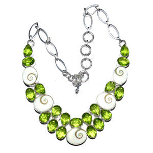 Collar de peridoto y concha de mar, colgante de peridota y concha de mar, en venta - Product Image 1