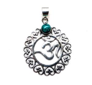 Pendentif symbole OM bohème en laiton plaqué argent avec pierre turquoise dans le réglage de la lunette hindouisme reiki idée cadeau de guérison en vente - Product Image 3