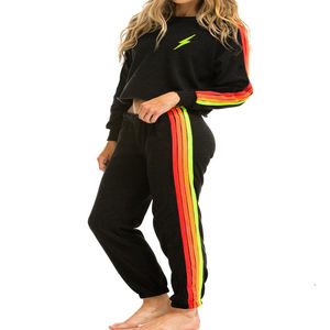 Chándal personalizado de mujer, chándal de terciopelo personalizado para mujer, Sudadera corta con capucha para mujer - Product Image 1