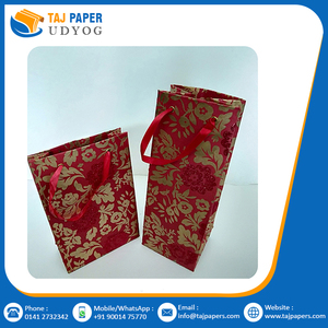 Sacs à main en carton à poignée torsadée de la meilleure qualité en papier kraft avec impression de logo personnalisé, sacs à provisions faits à la main à imprimé floral doré - Product Image 6